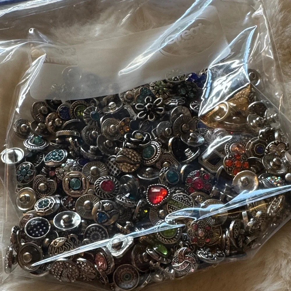 Lot of 18 mm Buttons for Snap Jewelry - Picture 4 of 4